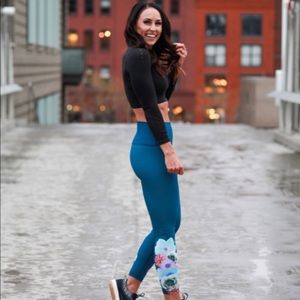 Four Athletics PaleOMG floral legging— size M